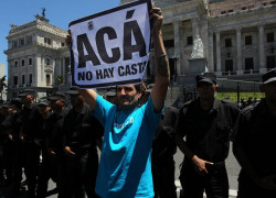Manifestante con cartel con leyenda "Acá no hay casta"