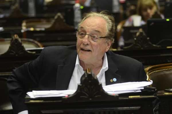 Carlos Heller en su banca de la Honorable Cámara de Diputados de la Nación