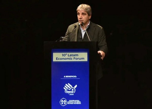 Luis Toto Caputo en atril