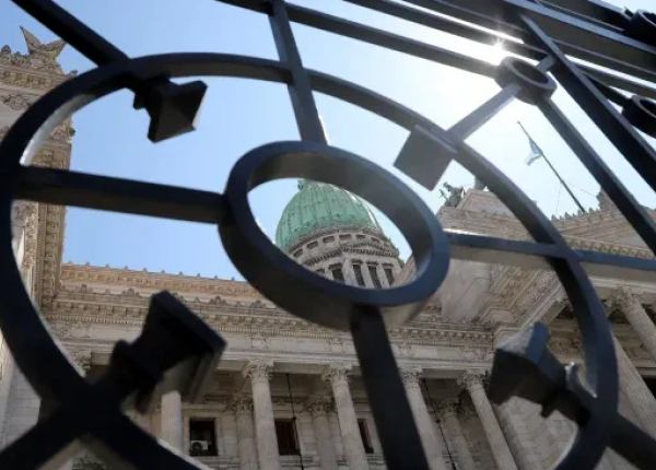 Fachada Congreso con referencia rejas