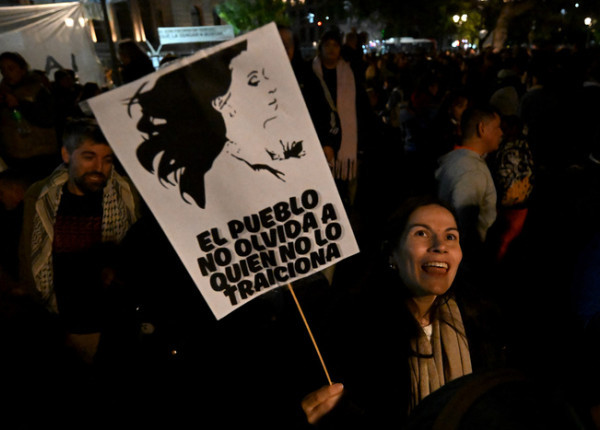 Vigilia en la puerta de la casa de Cristina