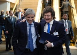 Luis Toto Caputo junto a Javier Milei