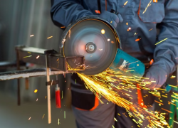 Obrero cortando fierro