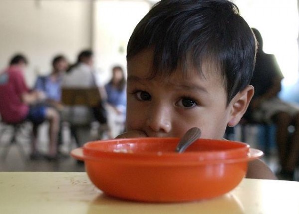 Niño en comedor infantil