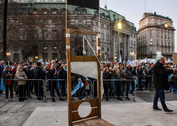 Horca frente a la Casa Rosada