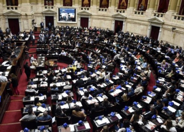 Diputados sentados en las bancas del recinto