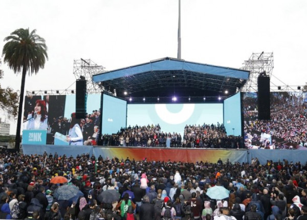 Masivo acto en la Plaza de Mayo por el 20 aniversario de la asunción de Néstor Kirchner