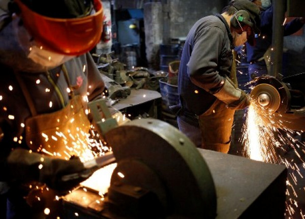 Trabajadores soldando