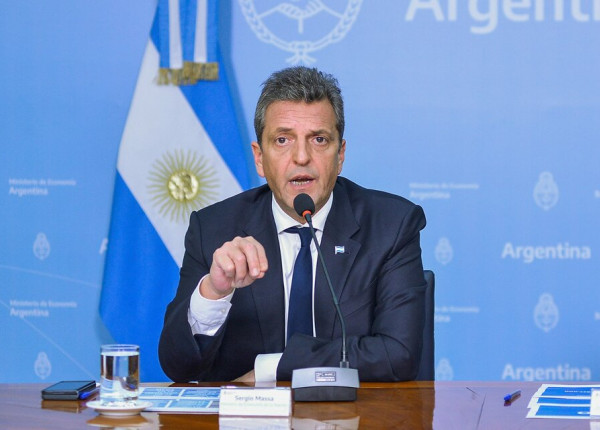 Sergio Massa dando anuncios