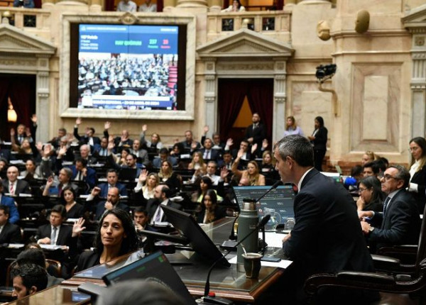 Martín Menem presidiendo sesión en Cámara de Diputados