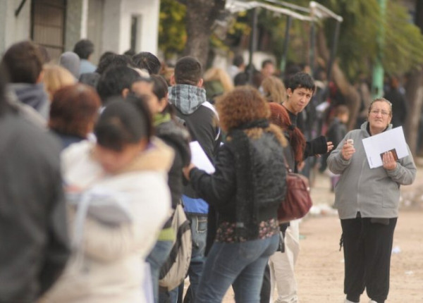 Personas haciendo fila