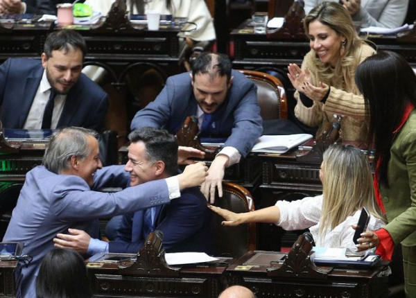 Diputados libertarios festejando la aprobación de la Ley de Bases