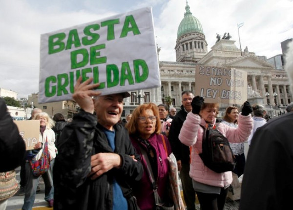 Jubilados protestando frente al Congreso