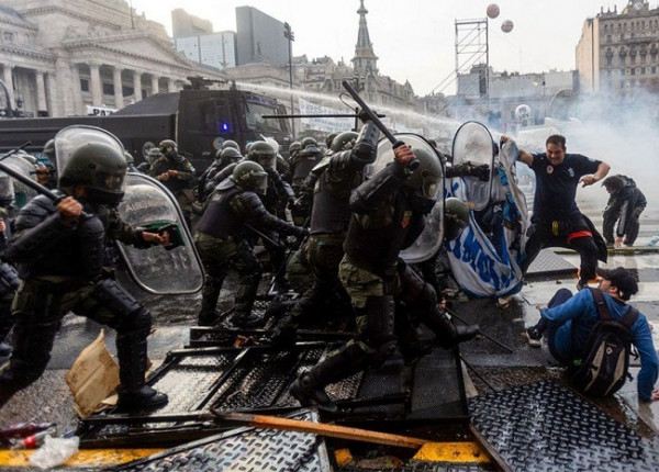 Represión en Plaza Congreso