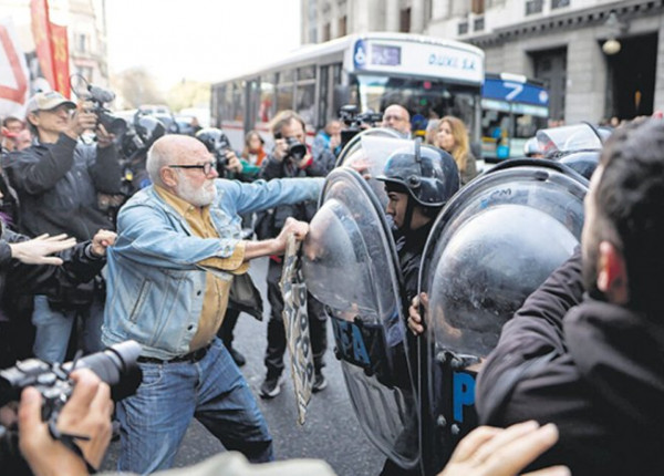 Policía Federal reprimiendo a jubilado