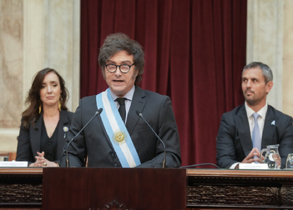 Milei presentando el Presupuesto 2025 en el recinto de Diputados