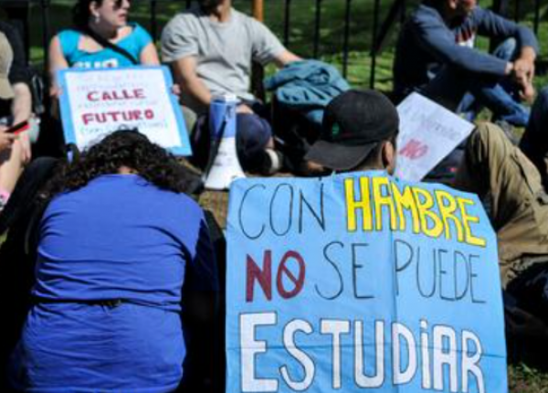 Estudiantes manifestándose con cartel "Con hambre no se puede estudiar"