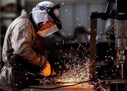 Obrero en metalúrgica