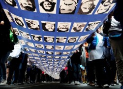 Día de la Memoria Bandera con retratos de personas detenidas desaparecidas