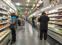 Mujeres haciendo compras en el supermercado