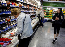 Mujeres haciendo compras en supermercado