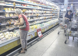 Mujeres haciendo compras en supermercado