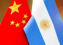 Banderas de China y de Argentina