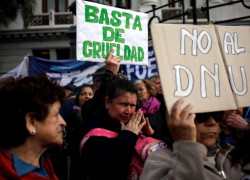 Mujeres marchando con carteles con leyendas Basta de crueldad y No al DNU