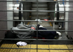 Hombre durmiendo en el subterraneo