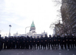 Cordón policial frente al Congreso de la Nación