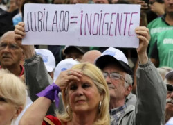 Jubilados con cartel protestando