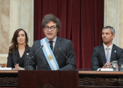 Milei presentando el Presupuesto 2025 en el recinto de Diputados