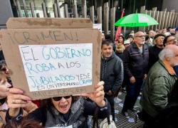 Jubilados protestando frente al Congreso