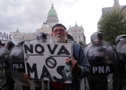 Jubilado protestando frente al Congreso