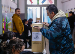 Hombre votando